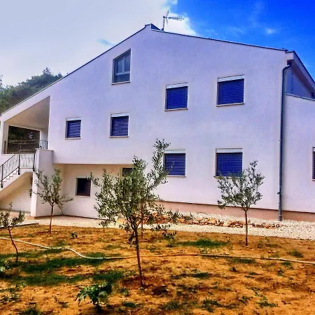 Apartamento With Roofed Terrace