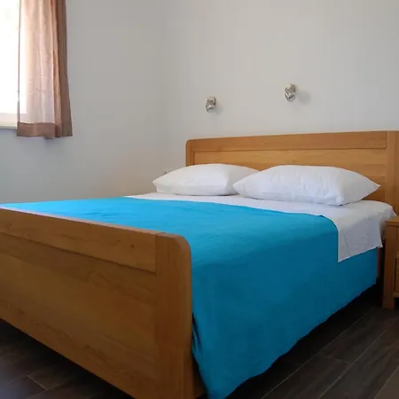 With Roofed Terrace Apartamento Veli Rat